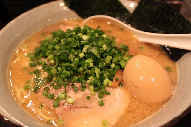  新宿、「風雲児」の得製ラーメン