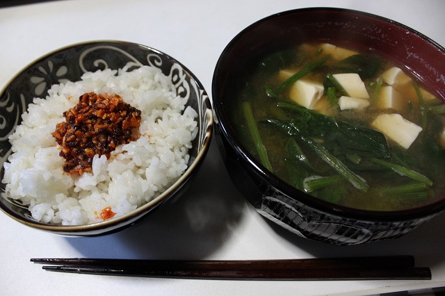 桃屋の辛そうで辛くない少し辛いラー油とほうれん草の味噌汁