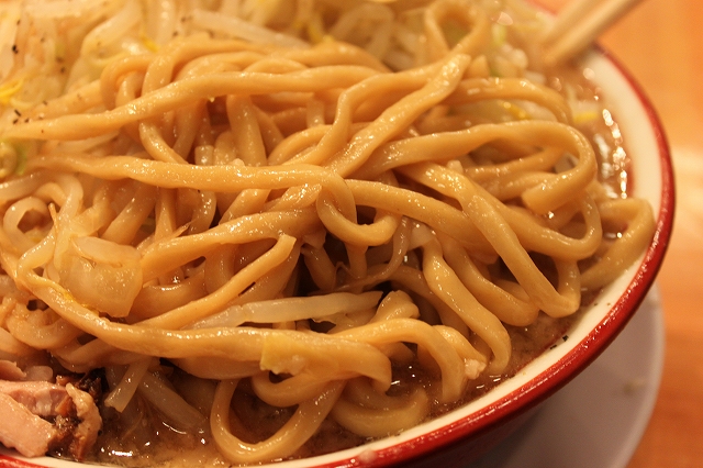 なんだかはっきりしない吉祥寺の二郎インスパ系「バリ男」の麺は三河屋製麺。