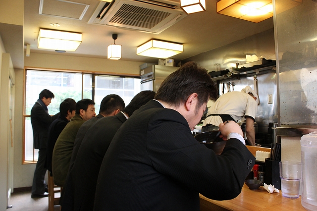 御茶ノ水、「炭焼豚丼　豚野郎」の店内