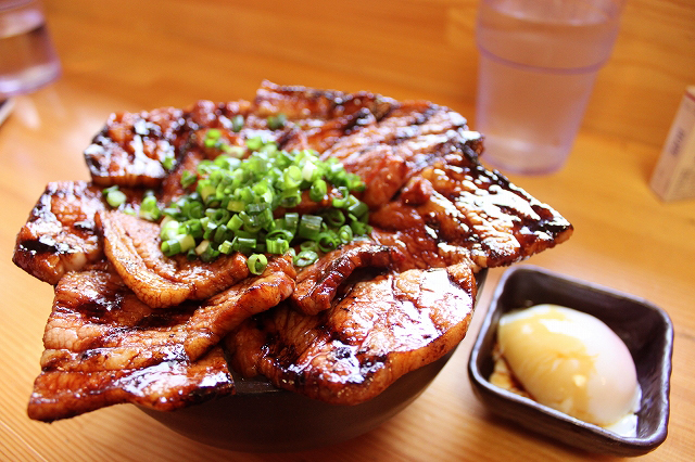 御茶ノ水、「炭焼豚丼　豚野郎」の豚野郎丼