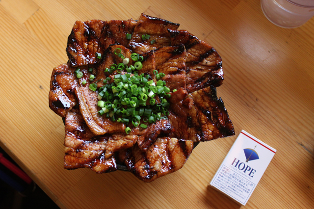 御茶ノ水、「炭焼豚丼　豚野郎」の豚野郎丼を真上から