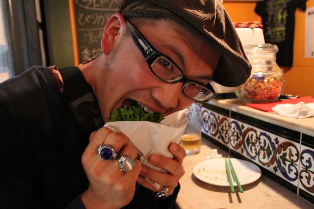 吉祥寺、「酒場deDABADA」の肉巻きと変な雇われ店長、肉巻きにがっつくカブ氏