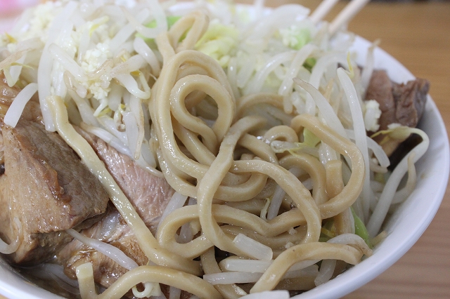 仙台市、「たいやき本舗藤家」のラーメン大豚野菜ニンニクマシマシの麺アップ