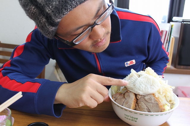 仙台市、「たいやき本舗藤家」の鯛焼きラーメンと指をさす僕