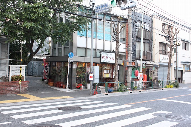 高円寺、「餃子バル」の店先