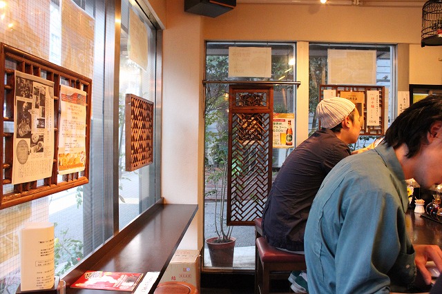 高円寺、「餃子バル」のカウンターメイン