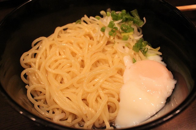 高円寺、「餃子バル」のやみつきそばそば!