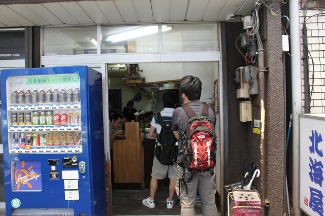 横浜市、「ラーメン二郎横浜関内店」の店先