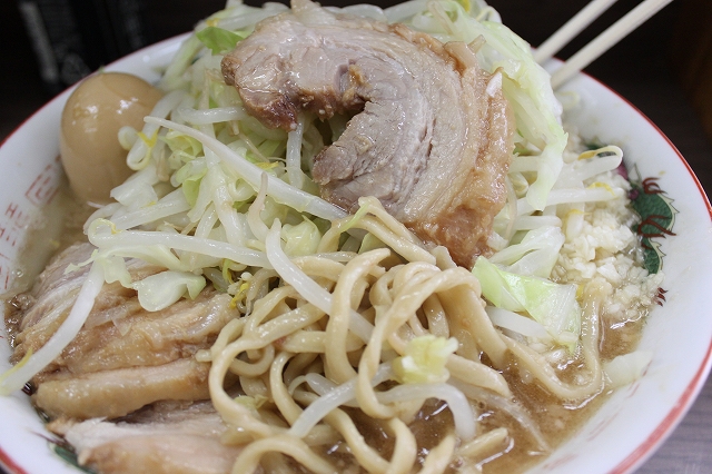 横浜市、「ラーメン二郎横浜関内店」の小ぶたのアップ