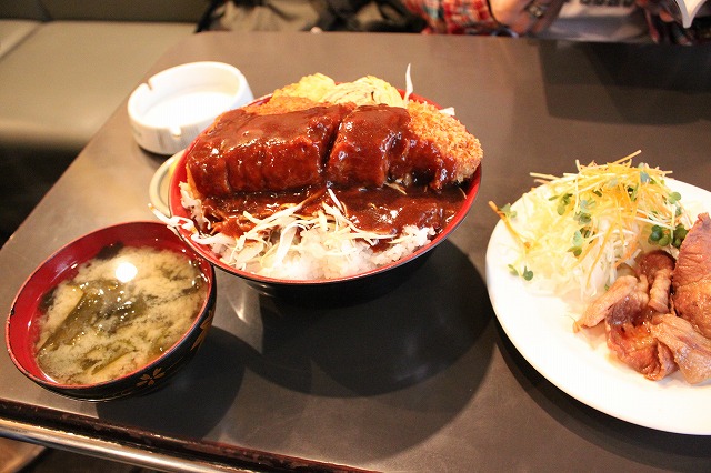 どどーんとソースカツ丼登場