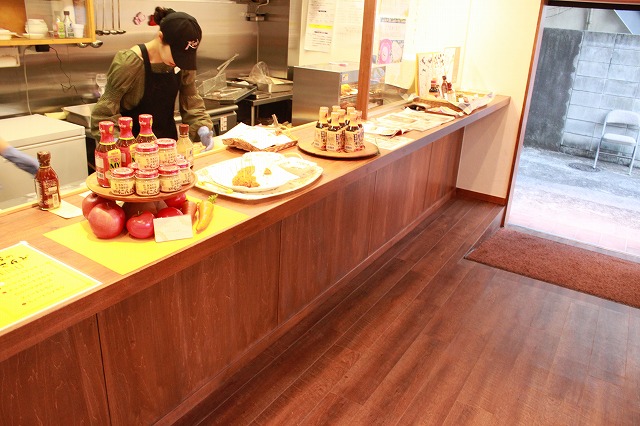 吉祥寺、「ソース屋のケンズさんど (Ken's)」の試食カウンター。