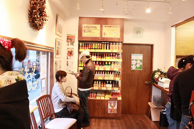 吉祥寺、「ソース屋のケンズさんど (Ken's)」の店内。ソースがずらー。