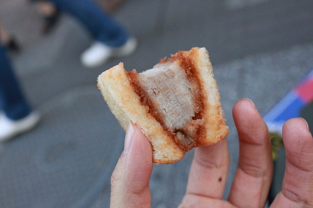 吉祥寺、「ソース屋のケンズさんど (Ken's)」のポークヒレカツさんど。これで160円か・・・