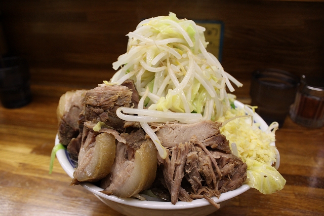 小金井市、「ラーメン二郎 新小金井街道店」の小豚入りラーメン野菜ニンニクマシマシショウガ