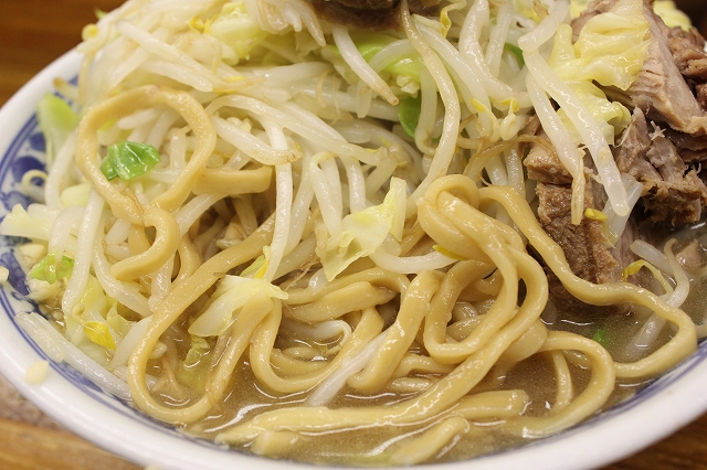 小金井市、「ラーメン二郎 新小金井街道店」の小豚入りラーメン野菜ニンニクマシマシショウガ麺アップ