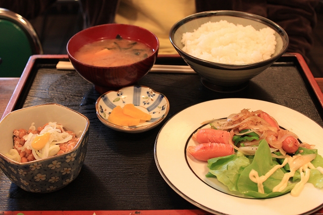 【武蔵野遺産】吉祥寺、「まるけん食堂」のウィンナイタメ定食と納豆