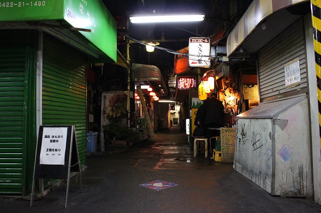 吉祥寺ハーモニカ横丁「エイヒレ」の入口