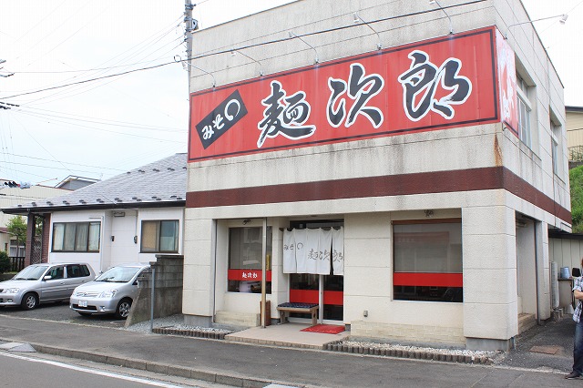 宮城県柴田町、「みそまる麺次郎」の店先