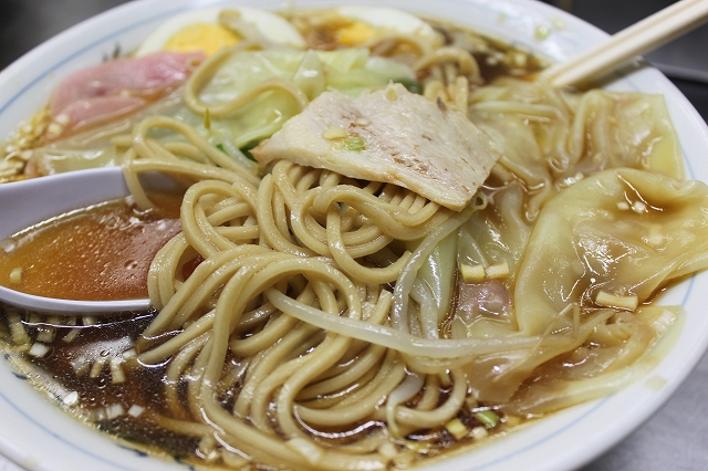 【ラー飲み】通いたがる理由がそこにはある、中華そば みたかの五目ワンタンメンの麺