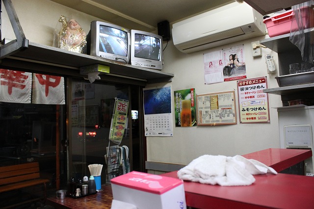 中野、「尚チャンラーメン」の生姜焼き定食と半ラーメン、店内