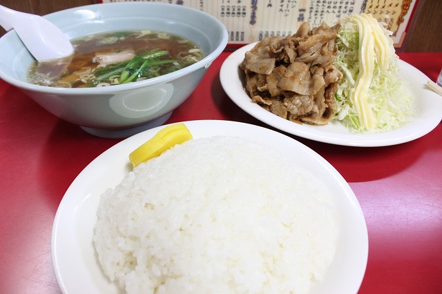 中野、「尚チャンラーメン」の生姜焼き定食と半ラーメン