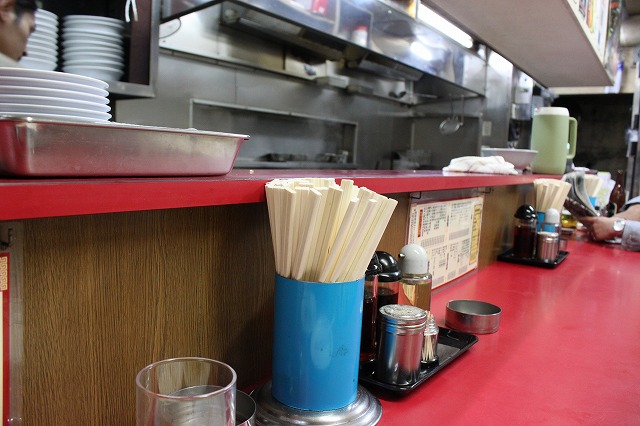 中野、「尚チャンラーメン」の生姜焼き定食と半ラーメン、楽しい厨房