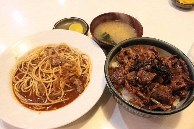 武蔵境、「にな川」の牛肉とにんにくのデミグラスソースパスタと牛焼肉丼