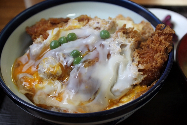 このかつ丼を食べたかったんだ！の西荻窪「坂本屋」のカツ丼アップ