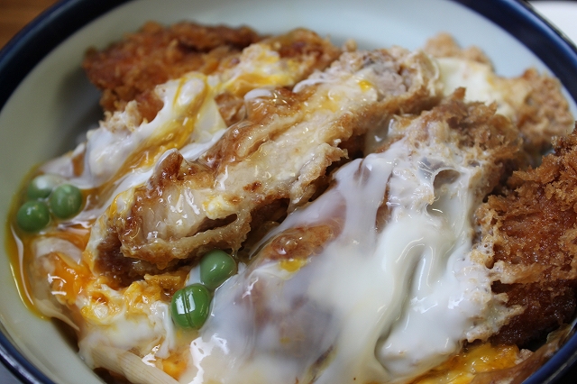 このかつ丼を食べたかったんだ！の西荻窪「坂本屋」のカツ丼を表情を変えて