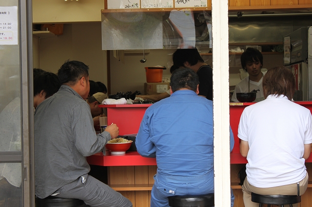 【仙台グルメ】思ったよりも定着してるじゃん！の「ラーメン二郎仙台店」の店内