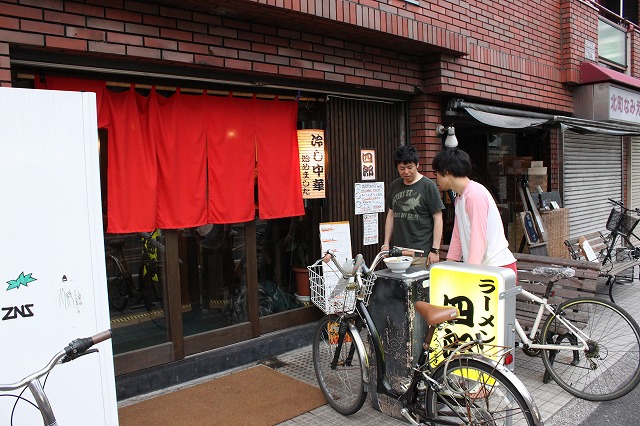 吉祥寺、二郎系「ラーメン四郎」の店先