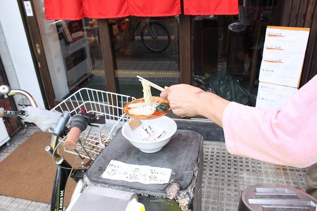 吉祥寺、二郎系「ラーメン四郎」のラーメンサンプルとみせかけて