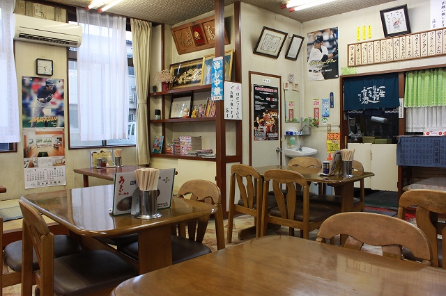 福島県白河市、「茶釜食堂」の店内