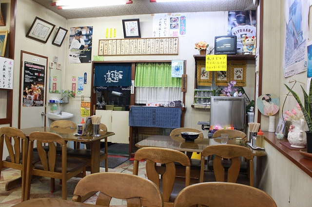 福島県白河市、「茶釜食堂」の店内に店員がいない絵
