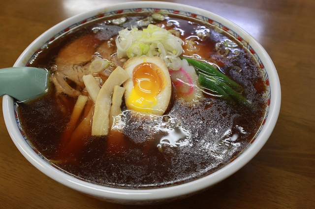 福島県白河市、「茶釜食堂」のチャーシューメンでかい!