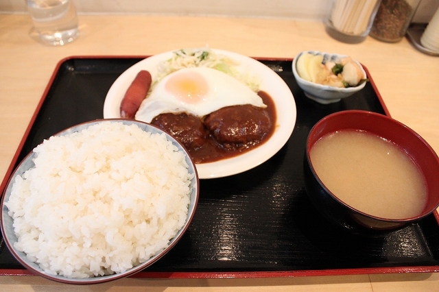 【長友佑都が愛したお店】八幡山、「夢食堂」の煮込みハンバーグ定食