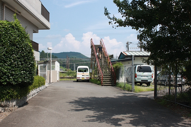 日光の古びた歩道橋写真