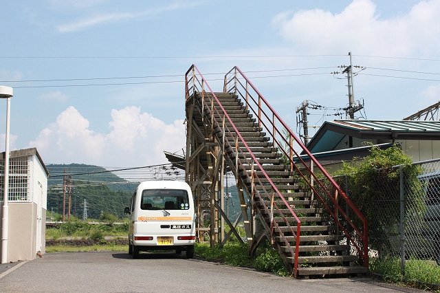 日光の古びた歩道橋写真