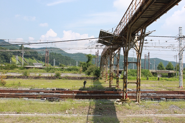 日光の古びた歩道橋写真