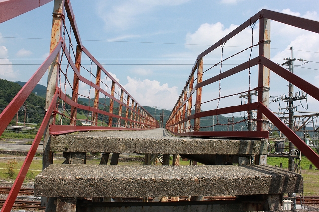 日光の古びた歩道橋写真