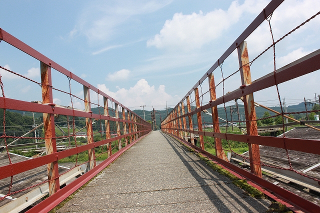 日光の古びた歩道橋写真