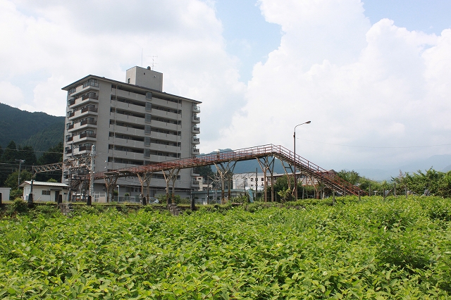 日光の古びた歩道橋写真