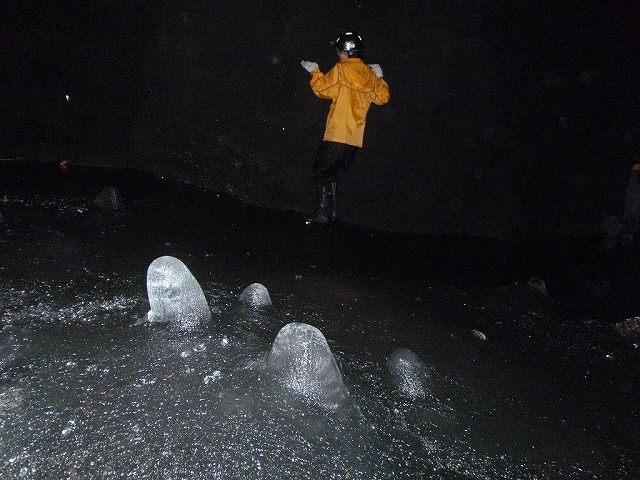 そうだ、富士樹海で洞窟探検しよう-何かにつかまらないと落ちるんです。