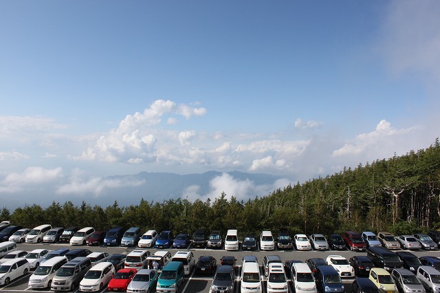 そうだ、富士山を登ろう-駐車場は激混-