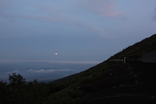 そうだ、富士山を登ろう-わりと薄暗い