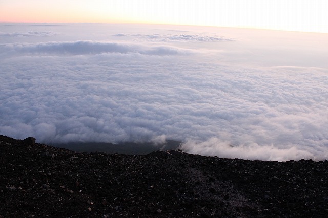 そうだ、富士山を登ろう-遠く下に