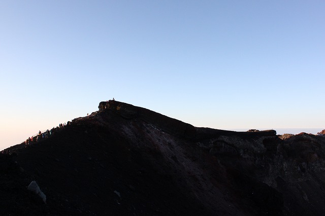 そうだ、富士山を登ろう-なんかすごいガケ