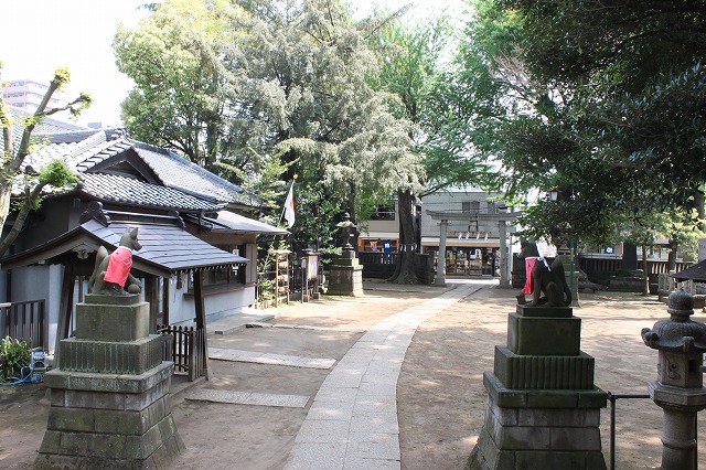 板橋、「駄菓子屋ゲーム博物館」の神社からみた風景